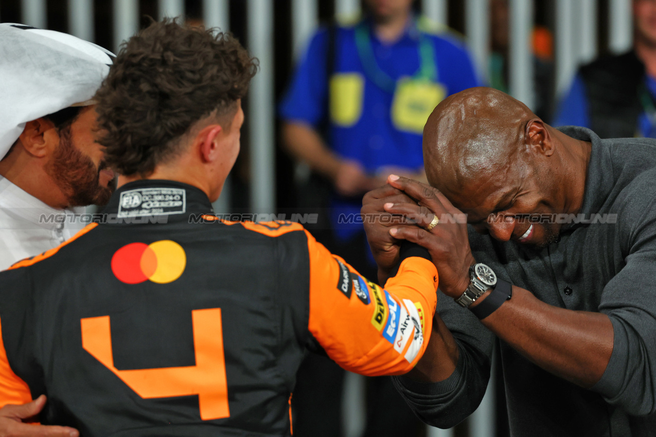 GP ABU DHABI, (L to R): Mohammed Bin Sulayem (UAE) FIA President with pole sitter Lando Norris (GBR) McLaren e Terry Crews (USA) Actor in qualifying parc ferme.

07.12.2024. Formula 1 World Championship, Rd 24, Abu Dhabi Grand Prix, Yas Marina Circuit, Abu Dhabi, Qualifiche Day.

 - www.xpbimages.com, EMail: requests@xpbimages.com © Copyright: Coates / XPB Images