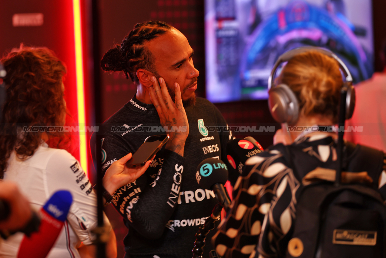 GP ABU DHABI, Lewis Hamilton (GBR) Mercedes AMG F1 with the media.

07.12.2024. Formula 1 World Championship, Rd 24, Abu Dhabi Grand Prix, Yas Marina Circuit, Abu Dhabi, Qualifiche Day.

 - www.xpbimages.com, EMail: requests@xpbimages.com © Copyright: Coates / XPB Images