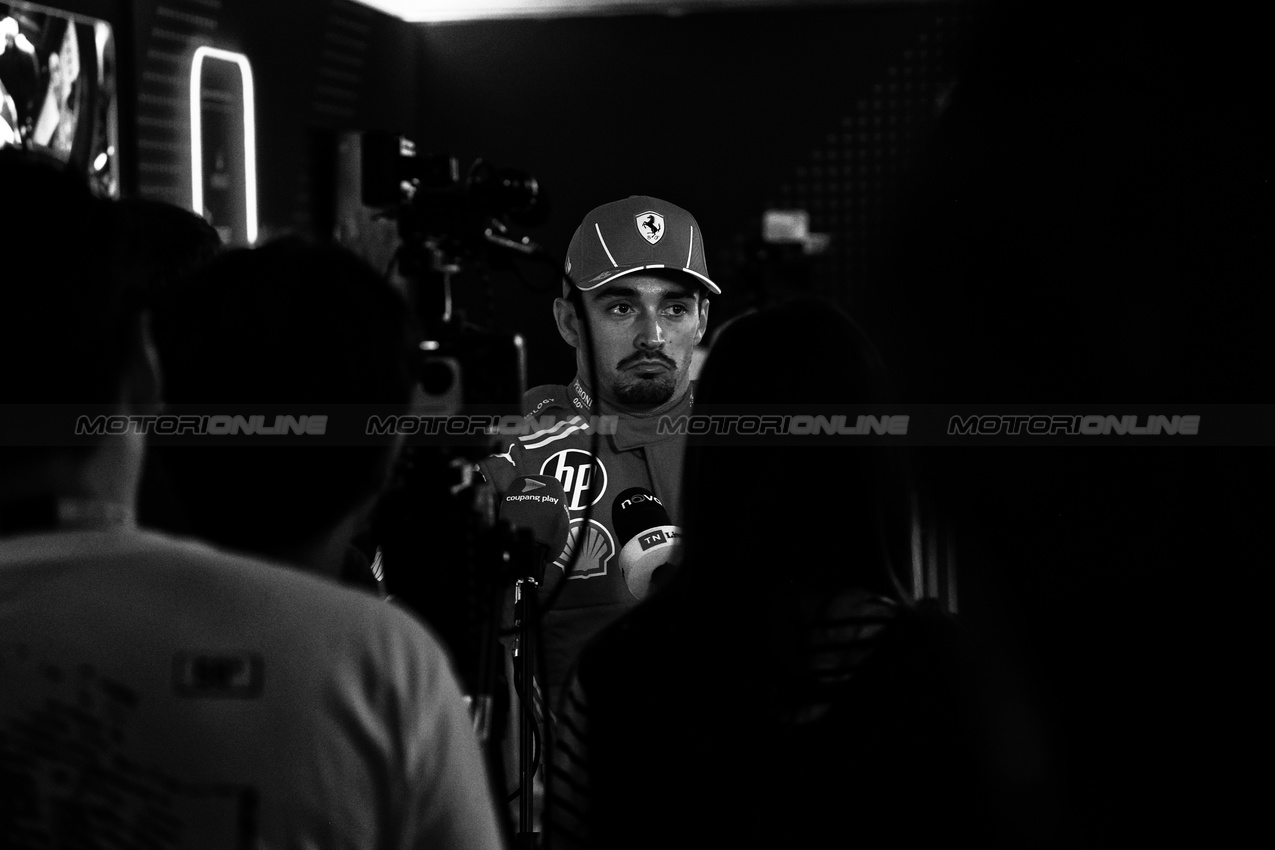GP ABU DHABI, Charles Leclerc (MON) Ferrari at a team photograph.

07.12.2024. Formula 1 World Championship, Rd 24, Abu Dhabi Grand Prix, Yas Marina Circuit, Abu Dhabi, Qualifiche Day.

 - www.xpbimages.com, EMail: requests@xpbimages.com © Copyright: Coates / XPB Images