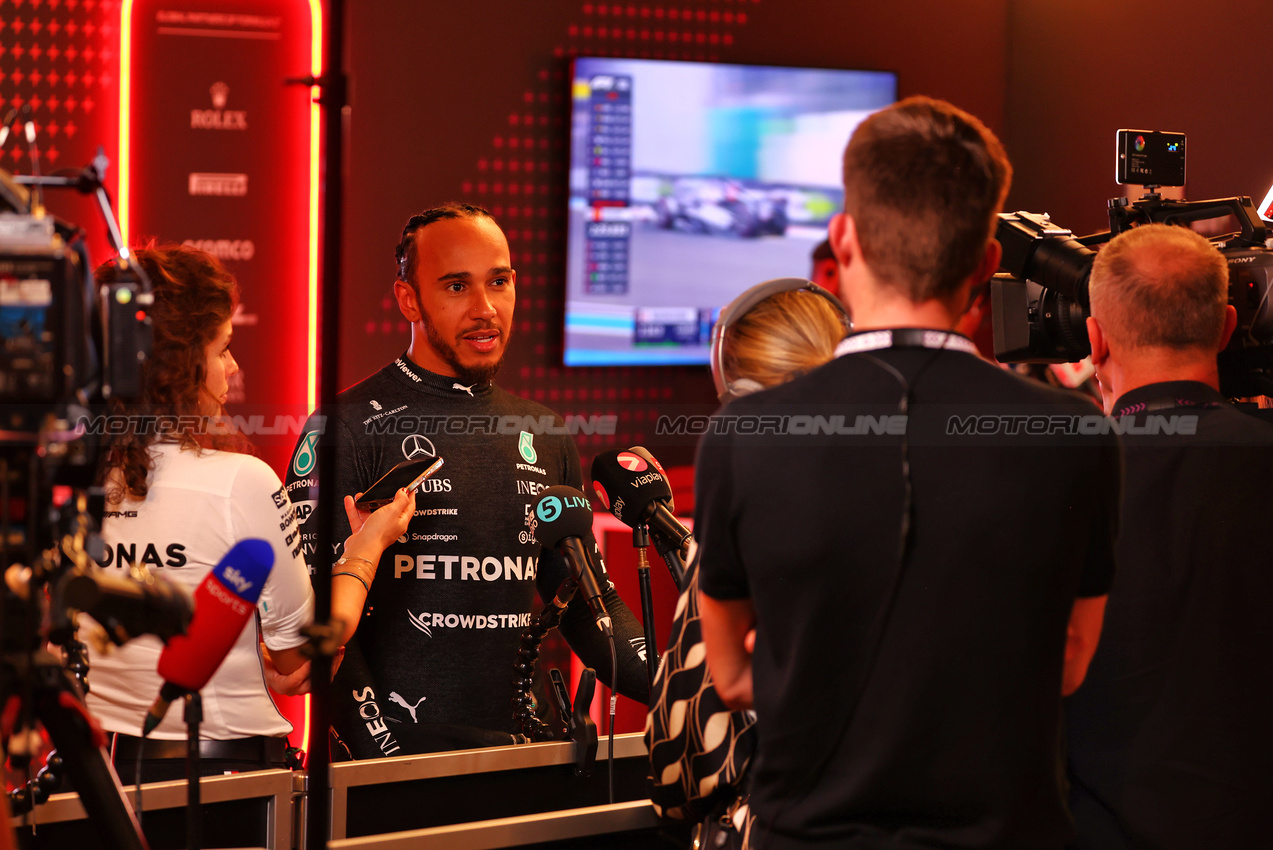 GP ABU DHABI, Lewis Hamilton (GBR) Mercedes AMG F1 with the media.

07.12.2024. Formula 1 World Championship, Rd 24, Abu Dhabi Grand Prix, Yas Marina Circuit, Abu Dhabi, Qualifiche Day.

 - www.xpbimages.com, EMail: requests@xpbimages.com © Copyright: Coates / XPB Images