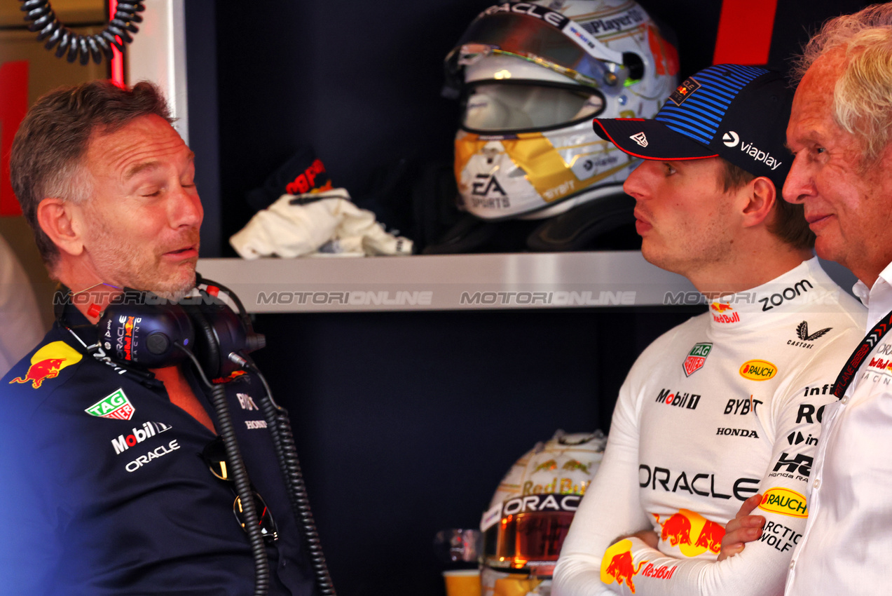GP ABU DHABI, (L to R): Christian Horner (GBR) Red Bull Racing Team Principal with Max Verstappen (NLD) Red Bull Racing e Dr Helmut Marko (AUT) Red Bull Motorsport Consultant.

07.12.2024. Formula 1 World Championship, Rd 24, Abu Dhabi Grand Prix, Yas Marina Circuit, Abu Dhabi, Qualifiche Day.

- www.xpbimages.com, EMail: requests@xpbimages.com © Copyright: Batchelor / XPB Images