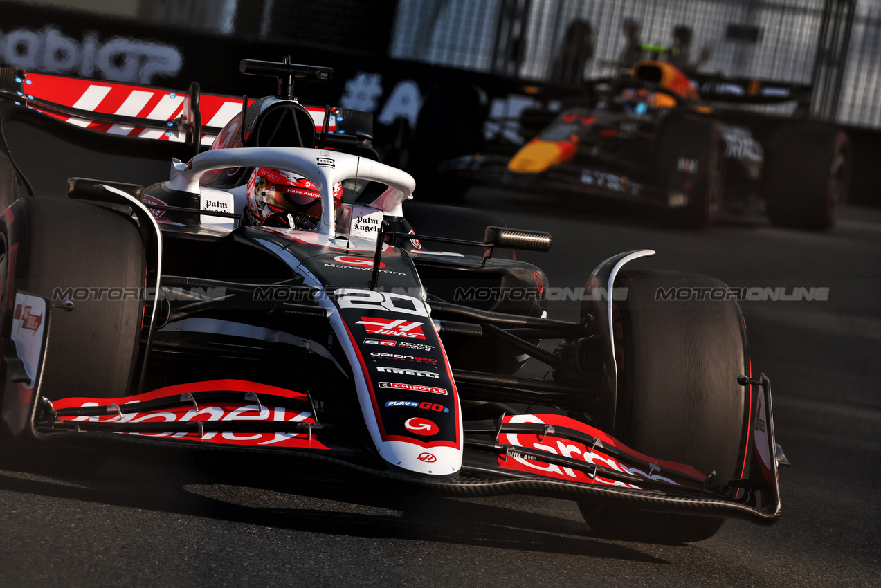 GP ABU DHABI, Kevin Magnussen (DEN) Haas VF-24.

07.12.2024. Formula 1 World Championship, Rd 24, Abu Dhabi Grand Prix, Yas Marina Circuit, Abu Dhabi, Qualifiche Day.

- www.xpbimages.com, EMail: requests@xpbimages.com © Copyright: Charniaux / XPB Images