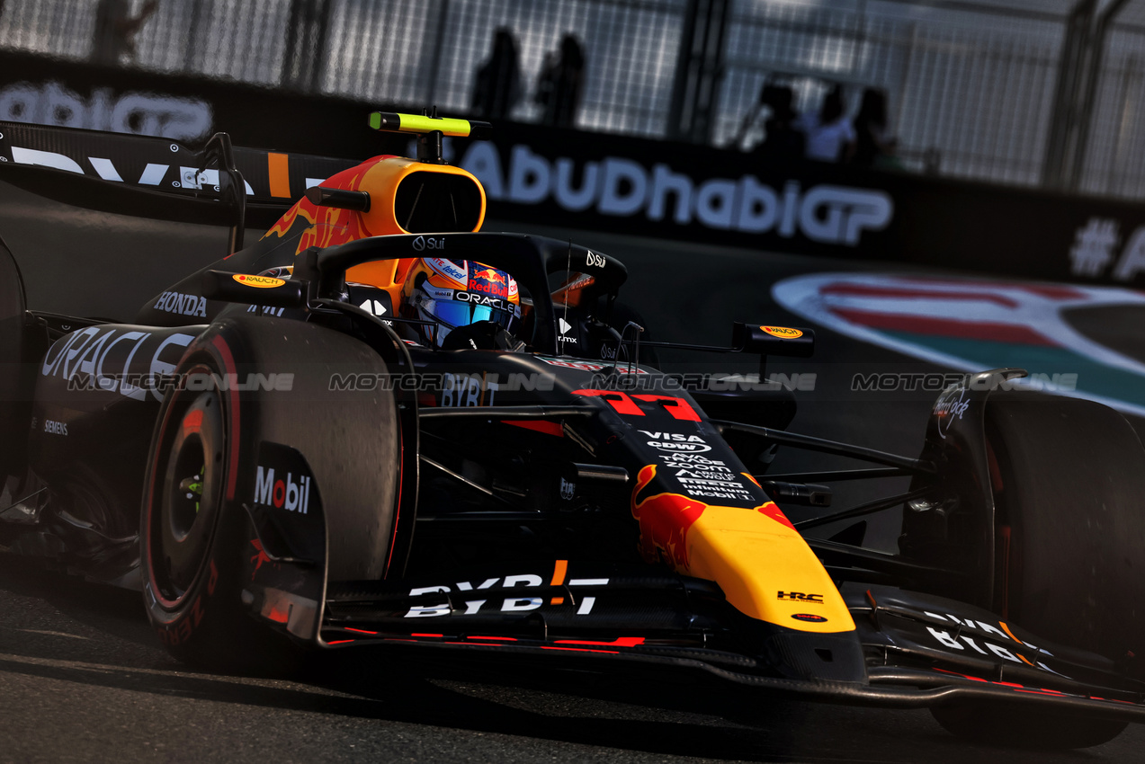 GP ABU DHABI, Sergio Perez (MEX) Red Bull Racing RB20.

07.12.2024. Formula 1 World Championship, Rd 24, Abu Dhabi Grand Prix, Yas Marina Circuit, Abu Dhabi, Qualifiche Day.

- www.xpbimages.com, EMail: requests@xpbimages.com © Copyright: Charniaux / XPB Images