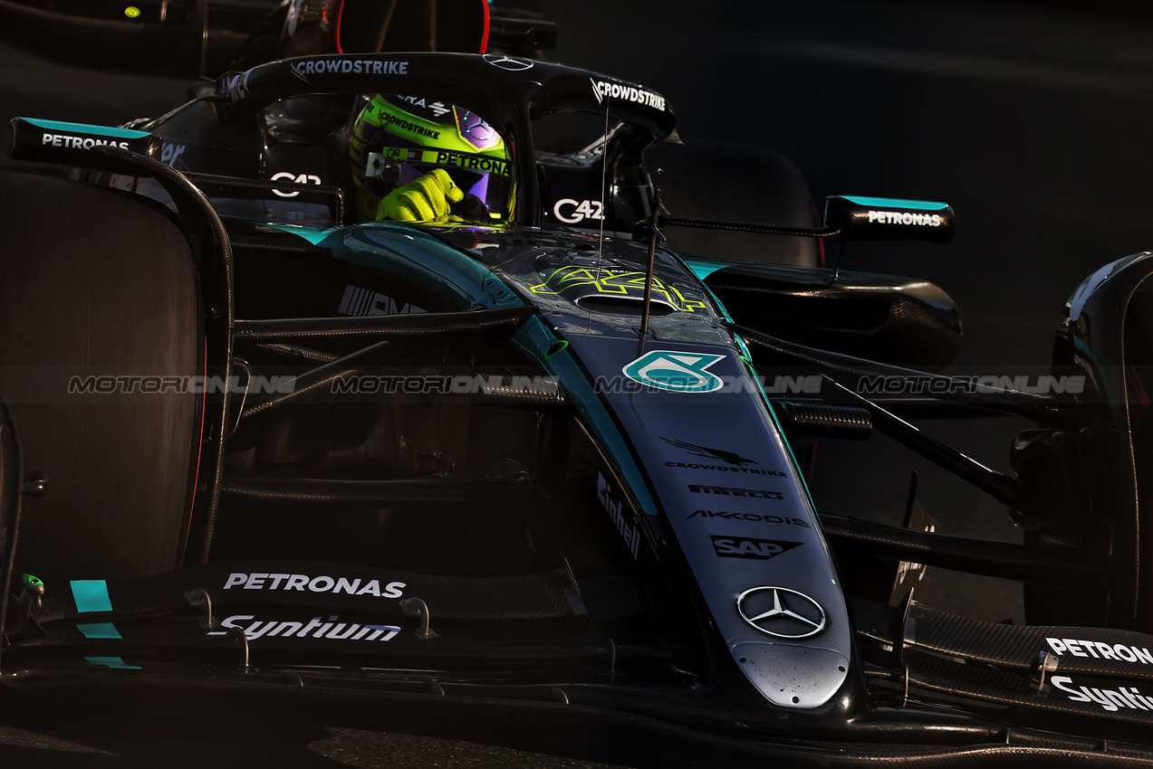 GP ABU DHABI, Lewis Hamilton (GBR) Mercedes AMG F1 W15.

07.12.2024. Formula 1 World Championship, Rd 24, Abu Dhabi Grand Prix, Yas Marina Circuit, Abu Dhabi, Qualifiche Day.

- www.xpbimages.com, EMail: requests@xpbimages.com © Copyright: Charniaux / XPB Images