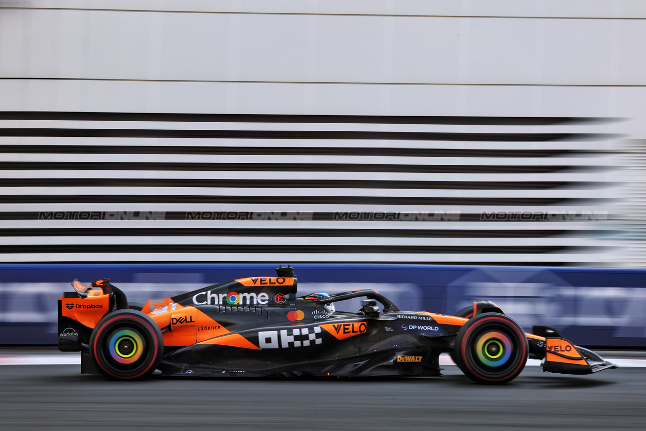 GP ABU DHABI, Oscar Piastri (AUS) McLaren MCL38.

07.12.2024. Formula 1 World Championship, Rd 24, Abu Dhabi Grand Prix, Yas Marina Circuit, Abu Dhabi, Qualifiche Day.

- www.xpbimages.com, EMail: requests@xpbimages.com © Copyright: Charniaux / XPB Images