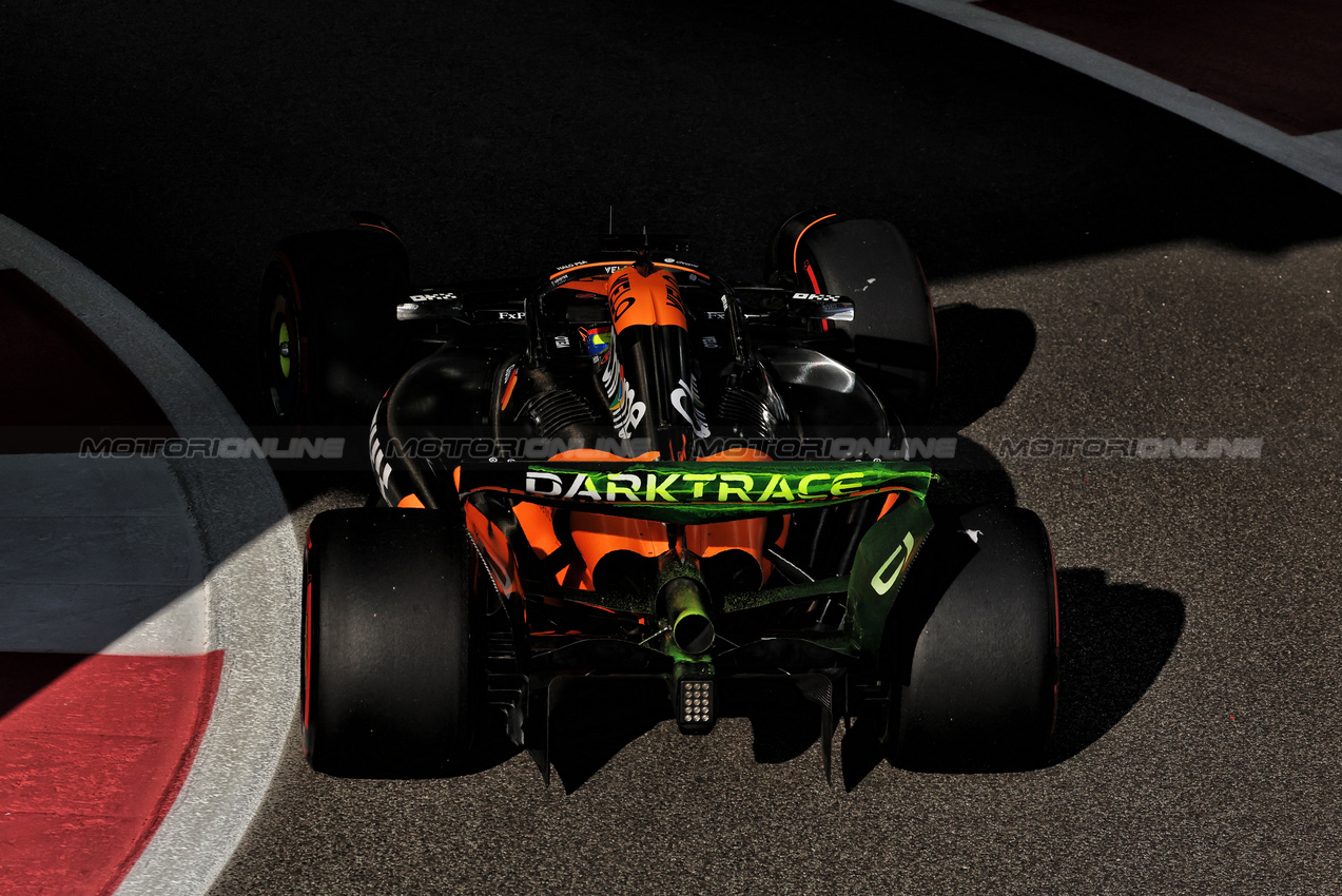 GP ABU DHABI, Oscar Piastri (AUS) McLaren MCL38.

07.12.2024. Formula 1 World Championship, Rd 24, Abu Dhabi Grand Prix, Yas Marina Circuit, Abu Dhabi, Qualifiche Day.

- www.xpbimages.com, EMail: requests@xpbimages.com © Copyright: Bearne / XPB Images