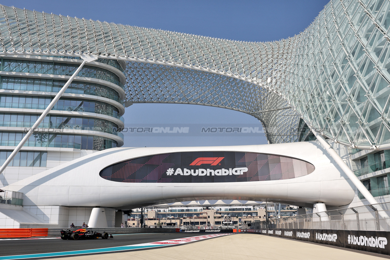 GP ABU DHABI, Sergio Perez (MEX) Red Bull Racing RB20.

06.12.2024. Formula 1 World Championship, Rd 24, Abu Dhabi Grand Prix, Yas Marina Circuit, Abu Dhabi, Practice Day.

- www.xpbimages.com, EMail: requests@xpbimages.com © Copyright: Moy / XPB Images