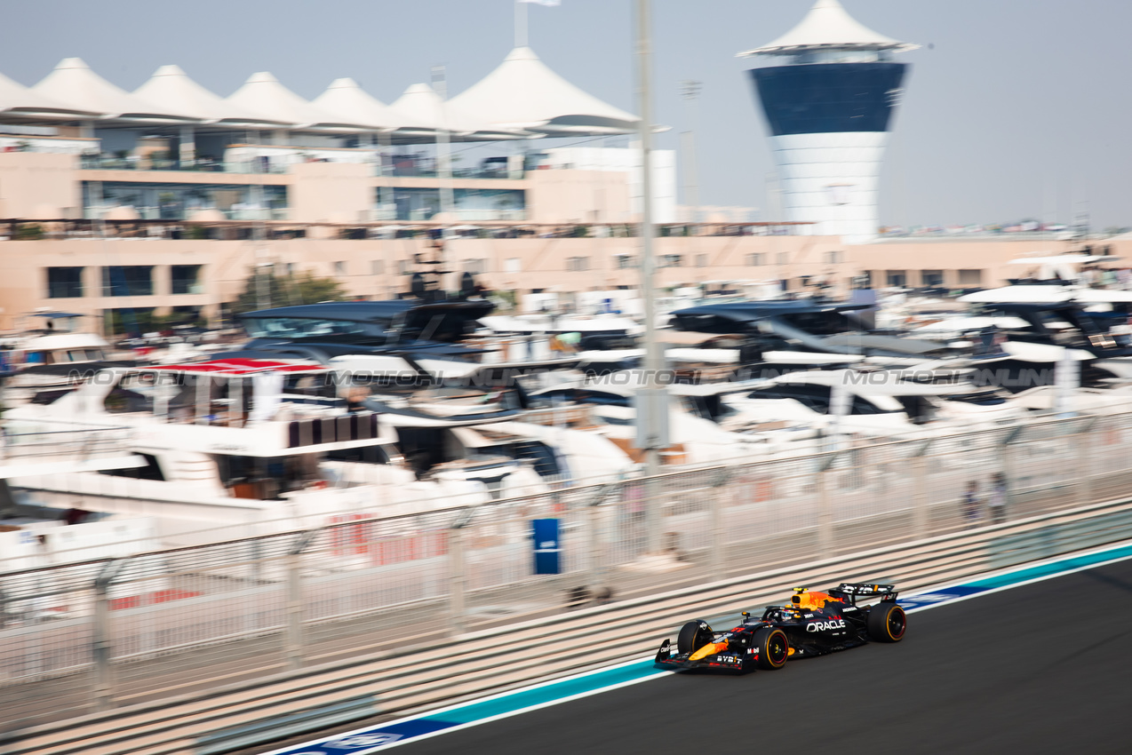 GP ABU DHABI, Sergio Perez (MEX) Red Bull Racing RB20.

06.12.2024. Formula 1 World Championship, Rd 24, Abu Dhabi Grand Prix, Yas Marina Circuit, Abu Dhabi, Practice Day.

- www.xpbimages.com, EMail: requests@xpbimages.com © Copyright: Bearne / XPB Images