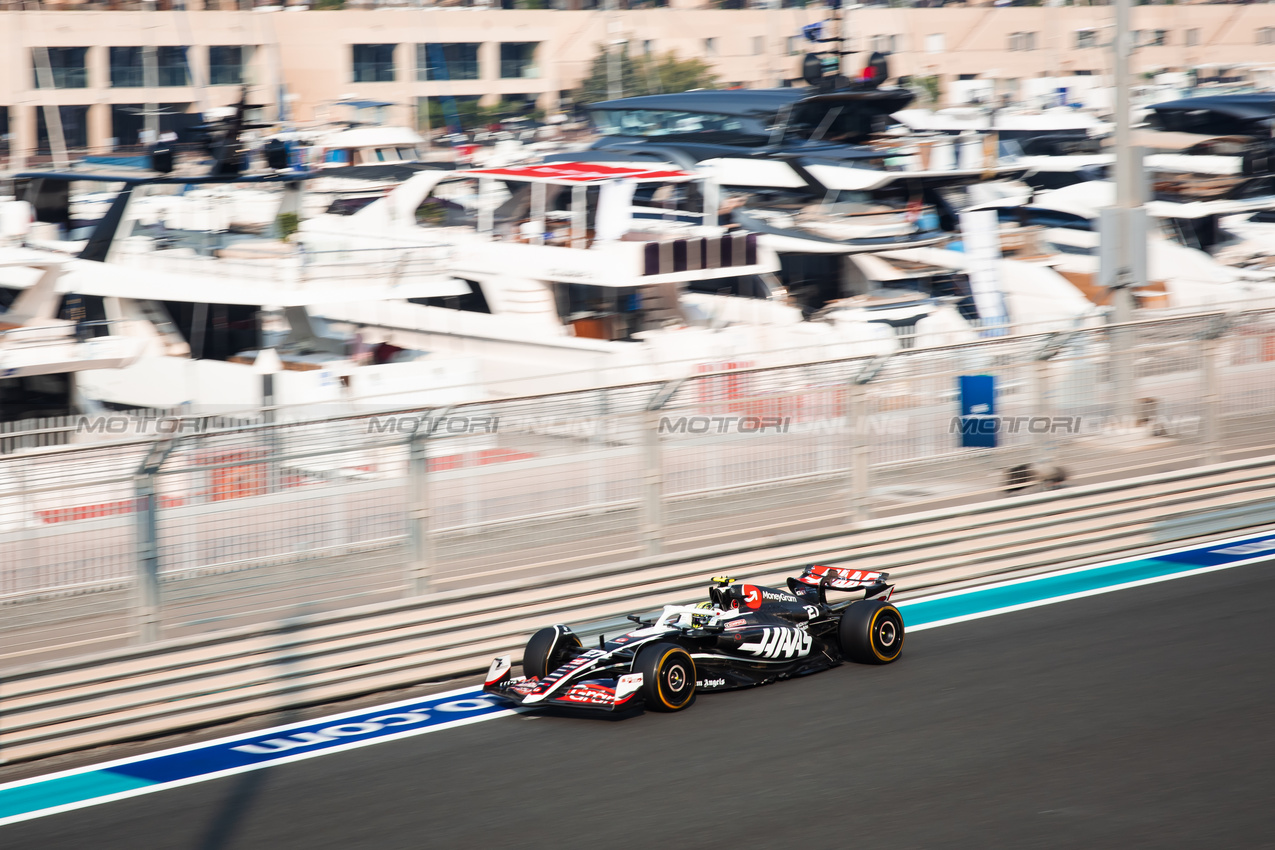 GP ABU DHABI, Nico Hulkenberg (GER) Haas VF-24.

06.12.2024. Formula 1 World Championship, Rd 24, Abu Dhabi Grand Prix, Yas Marina Circuit, Abu Dhabi, Practice Day.

- www.xpbimages.com, EMail: requests@xpbimages.com © Copyright: Bearne / XPB Images