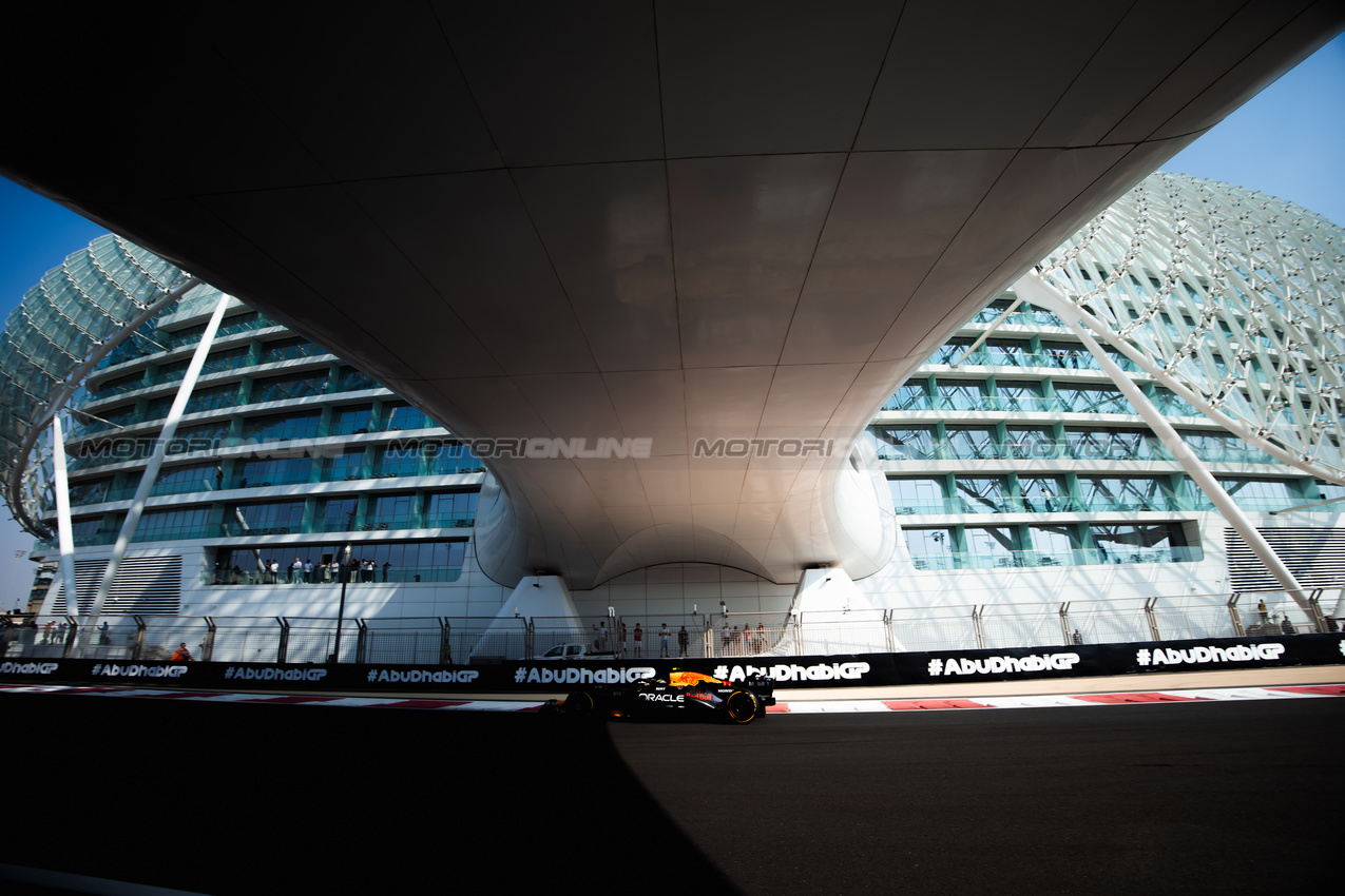 GP ABU DHABI, Sergio Perez (MEX) Red Bull Racing RB20.

06.12.2024. Formula 1 World Championship, Rd 24, Abu Dhabi Grand Prix, Yas Marina Circuit, Abu Dhabi, Practice Day.

- www.xpbimages.com, EMail: requests@xpbimages.com © Copyright: Bearne / XPB Images