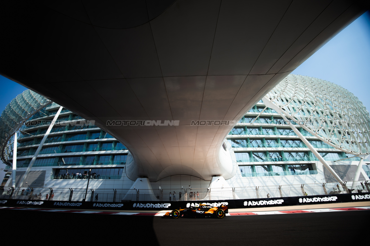 GP ABU DHABI, Lando Norris (GBR) McLaren MCL38.

06.12.2024. Formula 1 World Championship, Rd 24, Abu Dhabi Grand Prix, Yas Marina Circuit, Abu Dhabi, Practice Day.

- www.xpbimages.com, EMail: requests@xpbimages.com © Copyright: Bearne / XPB Images