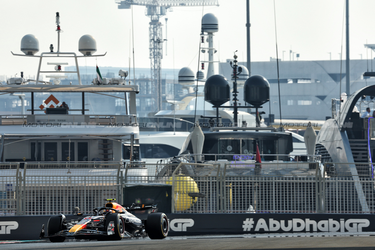 GP ABU DHABI, Sergio Perez (MEX) Red Bull Racing RB20.

06.12.2024. Formula 1 World Championship, Rd 24, Abu Dhabi Grand Prix, Yas Marina Circuit, Abu Dhabi, Practice Day.

 - www.xpbimages.com, EMail: requests@xpbimages.com © Copyright: Coates / XPB Images