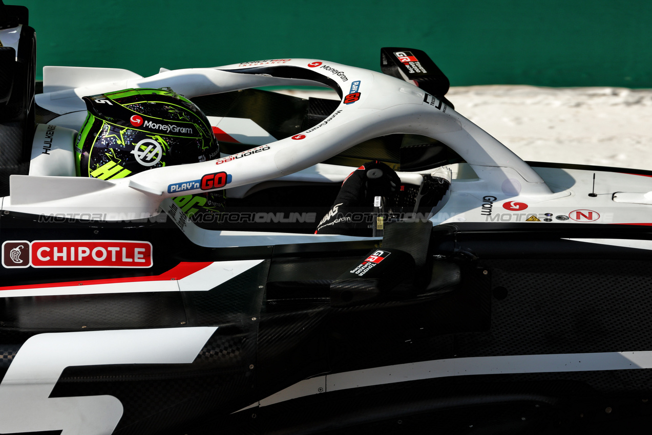 GP ABU DHABI, Nico Hulkenberg (GER) Haas VF-24.

06.12.2024. Formula 1 World Championship, Rd 24, Abu Dhabi Grand Prix, Yas Marina Circuit, Abu Dhabi, Practice Day.

 - www.xpbimages.com, EMail: requests@xpbimages.com © Copyright: Coates / XPB Images