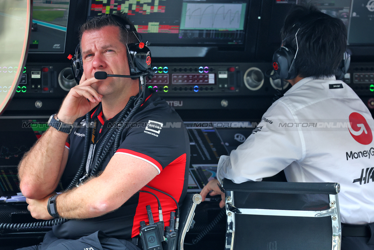 GP ABU DHABI, Peter Crolla (GBR) Haas F1 Team Team Manager.

06.12.2024. Formula 1 World Championship, Rd 24, Abu Dhabi Grand Prix, Yas Marina Circuit, Abu Dhabi, Practice Day.

- www.xpbimages.com, EMail: requests@xpbimages.com © Copyright: Batchelor / XPB Images