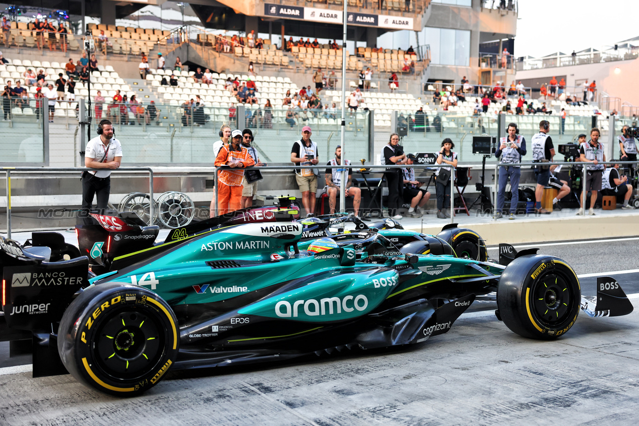 GP ABU DHABI, Fernando Alonso (ESP) Aston Martin F1 Team AMR24 e Lewis Hamilton (GBR) Mercedes AMG F1 W15 in the pits.

06.12.2024. Formula 1 World Championship, Rd 24, Abu Dhabi Grand Prix, Yas Marina Circuit, Abu Dhabi, Practice Day.

- www.xpbimages.com, EMail: requests@xpbimages.com © Copyright: Batchelor / XPB Images