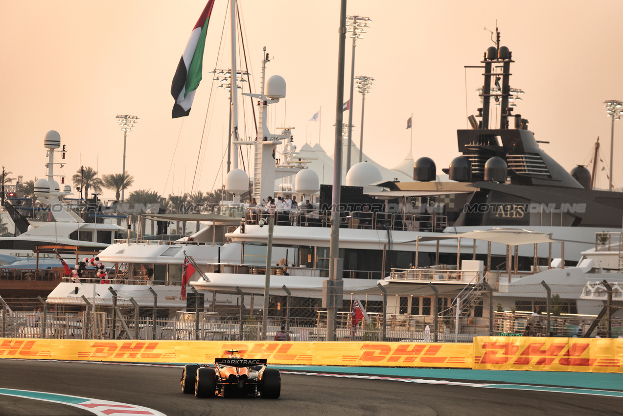 GP ABU DHABI, Lando Norris (GBR) McLaren MCL38.

06.12.2024. Formula 1 World Championship, Rd 24, Abu Dhabi Grand Prix, Yas Marina Circuit, Abu Dhabi, Practice Day.

- www.xpbimages.com, EMail: requests@xpbimages.com © Copyright: Bearne / XPB Images