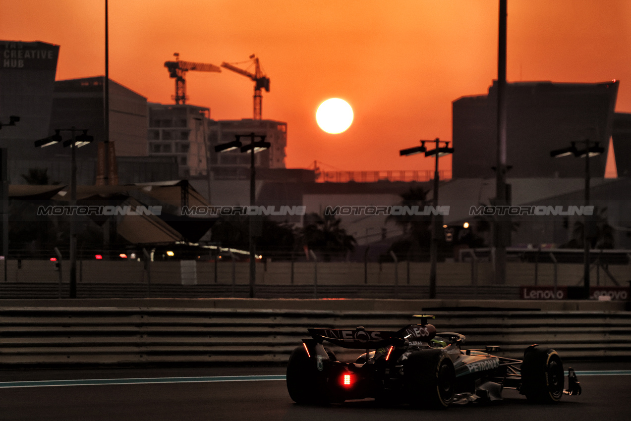 GP ABU DHABI, Lewis Hamilton (GBR) Mercedes AMG F1 W15.

06.12.2024. Formula 1 World Championship, Rd 24, Abu Dhabi Grand Prix, Yas Marina Circuit, Abu Dhabi, Practice Day.

- www.xpbimages.com, EMail: requests@xpbimages.com © Copyright: Bearne / XPB Images
