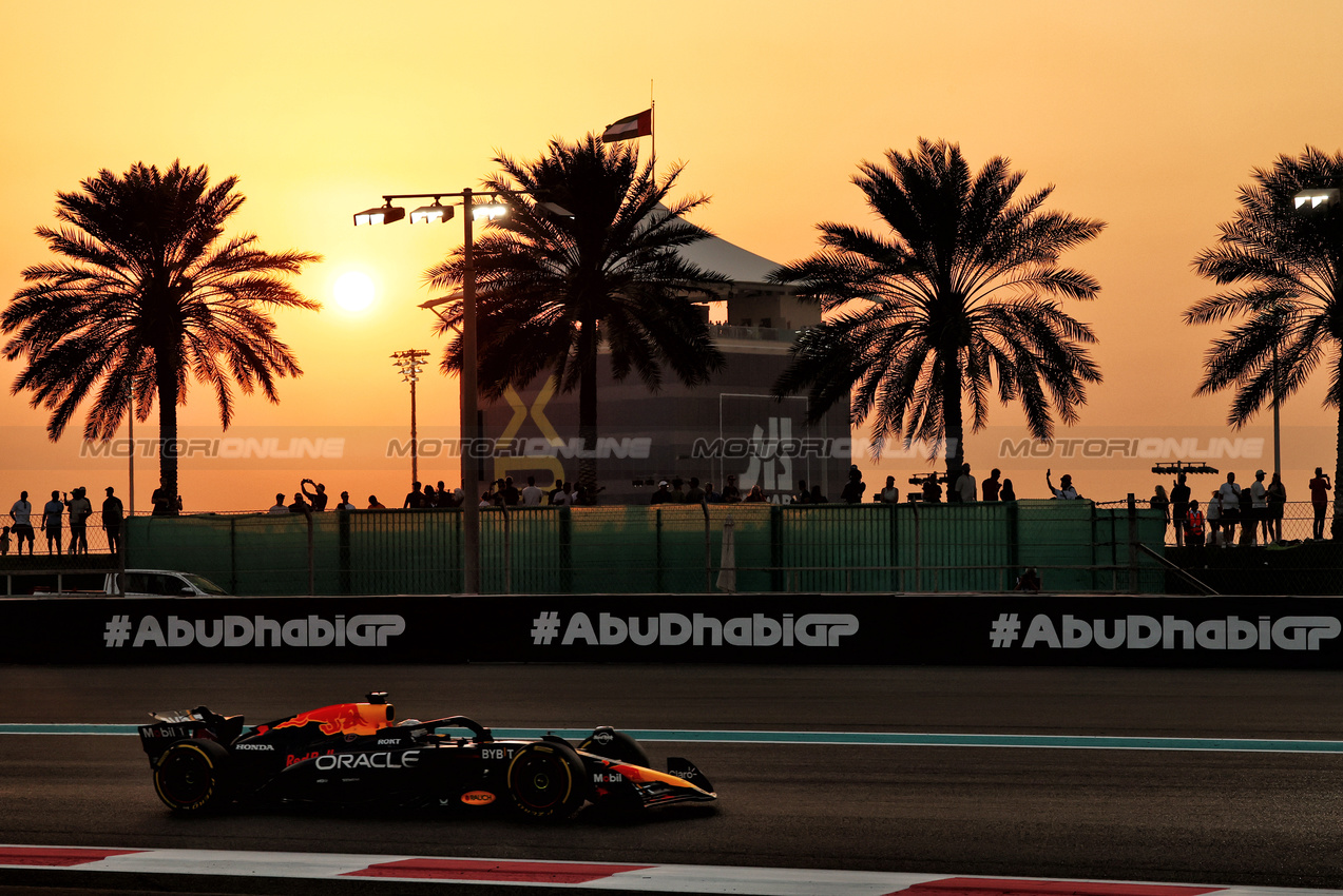 GP ABU DHABI, Max Verstappen (NLD) Red Bull Racing RB20.

06.12.2024. Formula 1 World Championship, Rd 24, Abu Dhabi Grand Prix, Yas Marina Circuit, Abu Dhabi, Practice Day.

- www.xpbimages.com, EMail: requests@xpbimages.com © Copyright: Charniaux / XPB Images