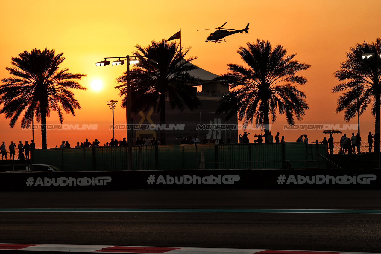 GP ABU DHABI, Circuit Atmosfera - sunset.

06.12.2024. Formula 1 World Championship, Rd 24, Abu Dhabi Grand Prix, Yas Marina Circuit, Abu Dhabi, Practice Day.

- www.xpbimages.com, EMail: requests@xpbimages.com © Copyright: Charniaux / XPB Images