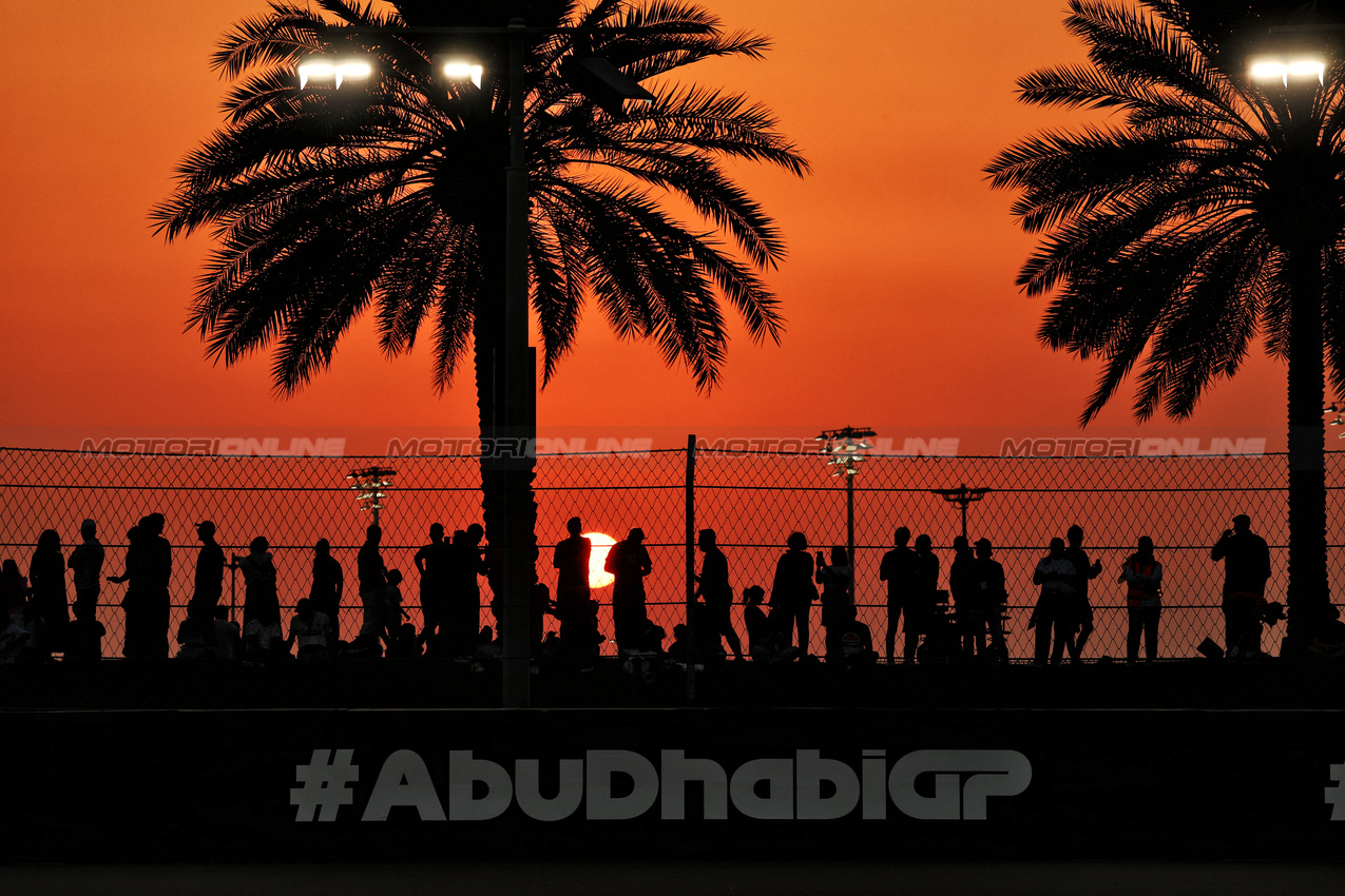 GP ABU DHABI, Circuit Atmosfera - sunset.

06.12.2024. Formula 1 World Championship, Rd 24, Abu Dhabi Grand Prix, Yas Marina Circuit, Abu Dhabi, Practice Day.

- www.xpbimages.com, EMail: requests@xpbimages.com © Copyright: Charniaux / XPB Images