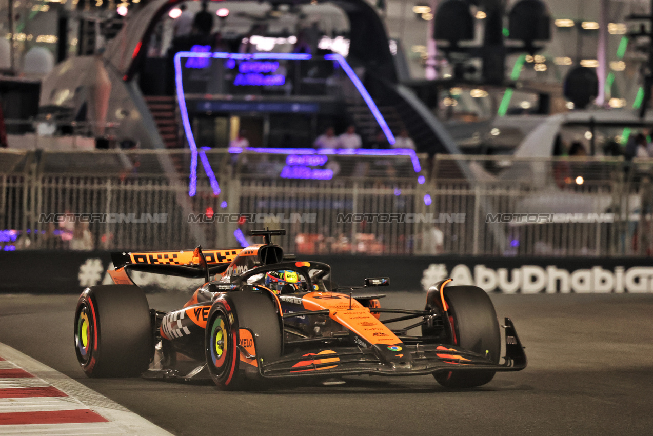 GP ABU DHABI, Oscar Piastri (AUS) McLaren MCL38.

06.12.2024. Formula 1 World Championship, Rd 24, Abu Dhabi Grand Prix, Yas Marina Circuit, Abu Dhabi, Practice Day.

- www.xpbimages.com, EMail: requests@xpbimages.com © Copyright: Bearne / XPB Images