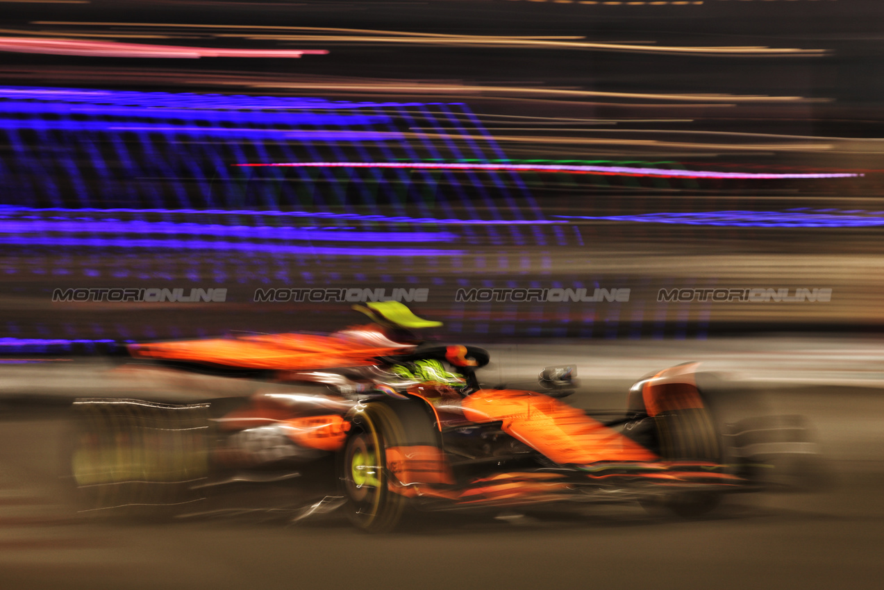 GP ABU DHABI, Lando Norris (GBR) McLaren MCL38.

06.12.2024. Formula 1 World Championship, Rd 24, Abu Dhabi Grand Prix, Yas Marina Circuit, Abu Dhabi, Practice Day.

- www.xpbimages.com, EMail: requests@xpbimages.com © Copyright: Bearne / XPB Images