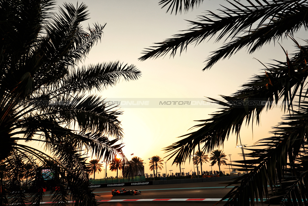 GP ABU DHABI, Lando Norris (GBR) McLaren MCL38.

06.12.2024. Formula 1 World Championship, Rd 24, Abu Dhabi Grand Prix, Yas Marina Circuit, Abu Dhabi, Practice Day.

- www.xpbimages.com, EMail: requests@xpbimages.com © Copyright: Charniaux / XPB Images