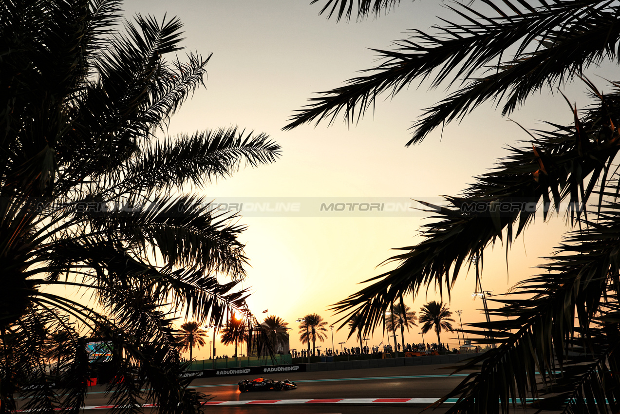 GP ABU DHABI, Max Verstappen (NLD) Red Bull Racing RB20.

06.12.2024. Formula 1 World Championship, Rd 24, Abu Dhabi Grand Prix, Yas Marina Circuit, Abu Dhabi, Practice Day.

- www.xpbimages.com, EMail: requests@xpbimages.com © Copyright: Charniaux / XPB Images