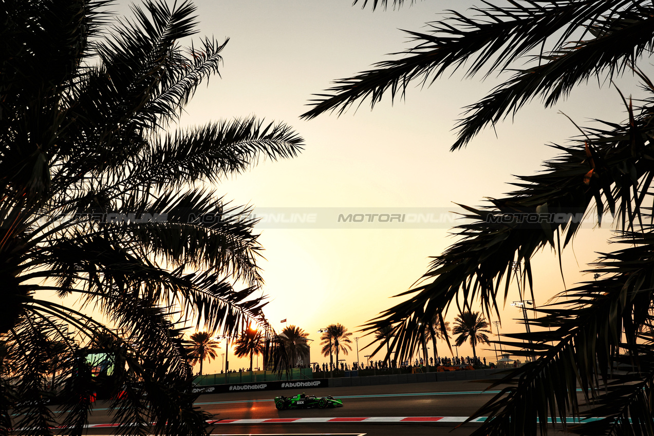 GP ABU DHABI, Zhou Guanyu (CHN) Sauber C44.

06.12.2024. Formula 1 World Championship, Rd 24, Abu Dhabi Grand Prix, Yas Marina Circuit, Abu Dhabi, Practice Day.

- www.xpbimages.com, EMail: requests@xpbimages.com © Copyright: Charniaux / XPB Images