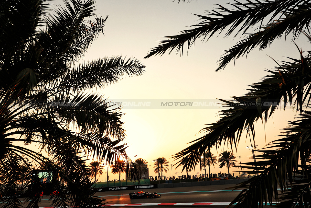 GP ABU DHABI, Sergio Perez (MEX) Red Bull Racing RB20.

06.12.2024. Formula 1 World Championship, Rd 24, Abu Dhabi Grand Prix, Yas Marina Circuit, Abu Dhabi, Practice Day.

- www.xpbimages.com, EMail: requests@xpbimages.com © Copyright: Charniaux / XPB Images