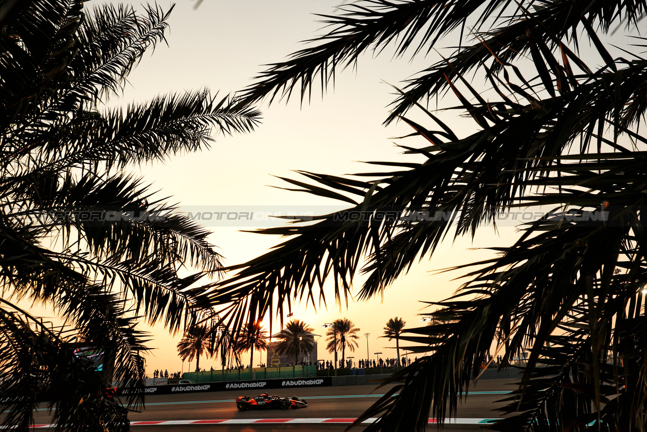 GP ABU DHABI, Oscar Piastri (AUS) McLaren MCL38.

06.12.2024. Formula 1 World Championship, Rd 24, Abu Dhabi Grand Prix, Yas Marina Circuit, Abu Dhabi, Practice Day.

- www.xpbimages.com, EMail: requests@xpbimages.com © Copyright: Charniaux / XPB Images