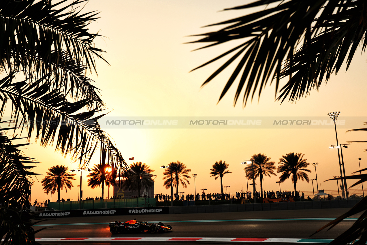 GP ABU DHABI, Max Verstappen (NLD) Red Bull Racing RB20.

06.12.2024. Formula 1 World Championship, Rd 24, Abu Dhabi Grand Prix, Yas Marina Circuit, Abu Dhabi, Practice Day.

- www.xpbimages.com, EMail: requests@xpbimages.com © Copyright: Charniaux / XPB Images