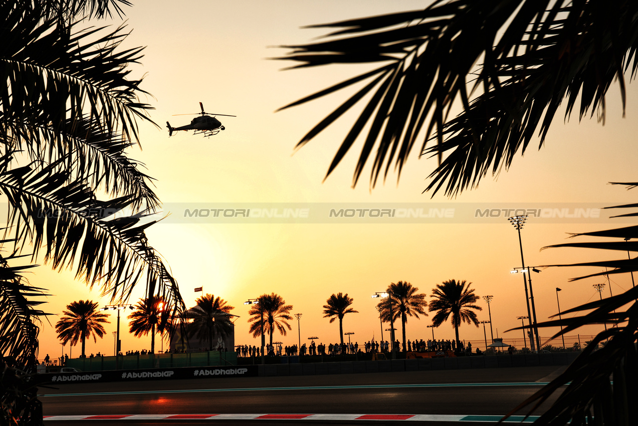 GP ABU DHABI, Circuit Atmosfera - sunset.

06.12.2024. Formula 1 World Championship, Rd 24, Abu Dhabi Grand Prix, Yas Marina Circuit, Abu Dhabi, Practice Day.

- www.xpbimages.com, EMail: requests@xpbimages.com © Copyright: Charniaux / XPB Images