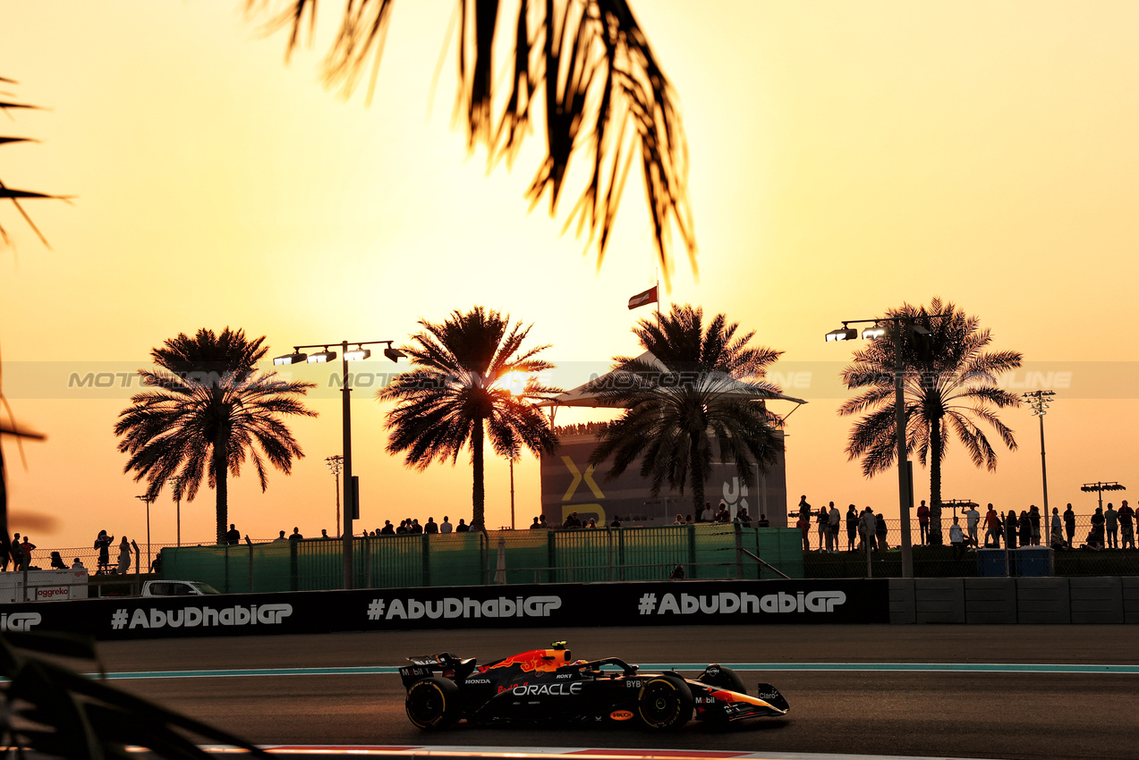GP ABU DHABI, Sergio Perez (MEX) Red Bull Racing RB20.

06.12.2024. Formula 1 World Championship, Rd 24, Abu Dhabi Grand Prix, Yas Marina Circuit, Abu Dhabi, Practice Day.

- www.xpbimages.com, EMail: requests@xpbimages.com © Copyright: Charniaux / XPB Images