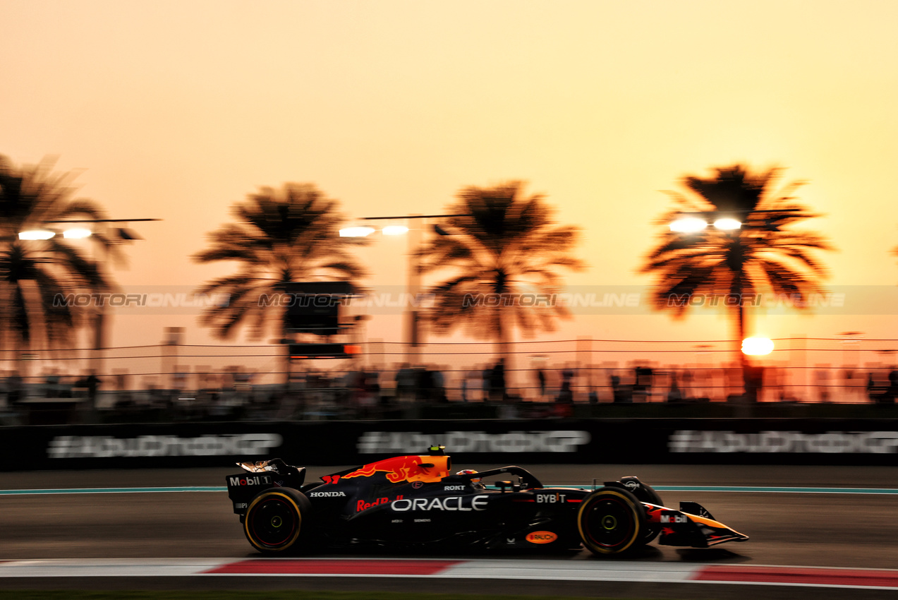 GP ABU DHABI, Sergio Perez (MEX) Red Bull Racing RB20.

06.12.2024. Formula 1 World Championship, Rd 24, Abu Dhabi Grand Prix, Yas Marina Circuit, Abu Dhabi, Practice Day.

- www.xpbimages.com, EMail: requests@xpbimages.com © Copyright: Charniaux / XPB Images