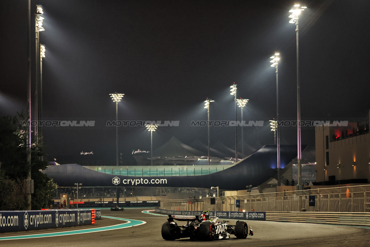 GP ABU DHABI, Nico Hulkenberg (GER) Haas VF-24.

06.12.2024. Formula 1 World Championship, Rd 24, Abu Dhabi Grand Prix, Yas Marina Circuit, Abu Dhabi, Practice Day.

- www.xpbimages.com, EMail: requests@xpbimages.com © Copyright: Bearne / XPB Images
