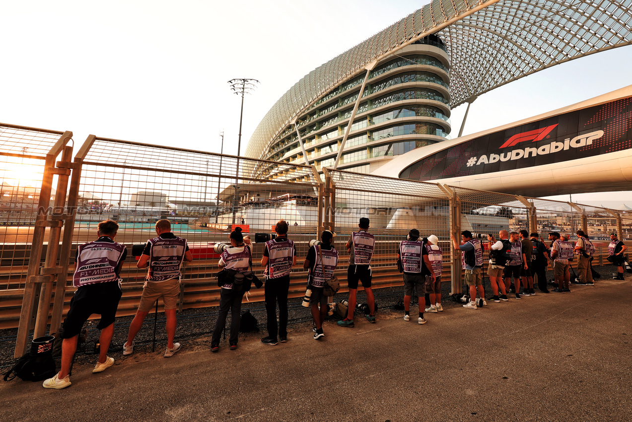 GP ABU DHABI, Circuit Atmosfera - photographers.

06.12.2024. Formula 1 World Championship, Rd 24, Abu Dhabi Grand Prix, Yas Marina Circuit, Abu Dhabi, Practice Day.

- www.xpbimages.com, EMail: requests@xpbimages.com © Copyright: Moy / XPB Images