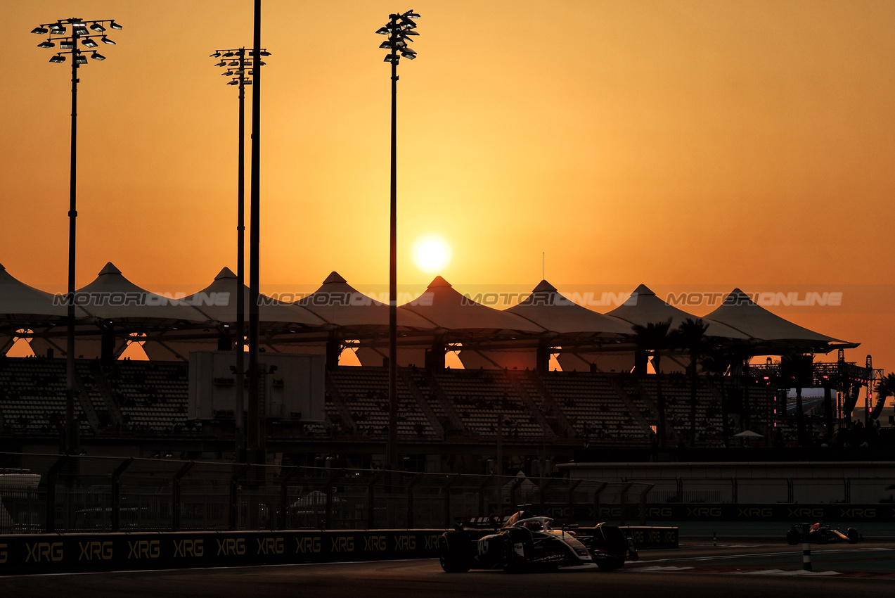 GP ABU DHABI, Kevin Magnussen (DEN) Haas VF-24.

06.12.2024. Formula 1 World Championship, Rd 24, Abu Dhabi Grand Prix, Yas Marina Circuit, Abu Dhabi, Practice Day.

- www.xpbimages.com, EMail: requests@xpbimages.com © Copyright: Moy / XPB Images