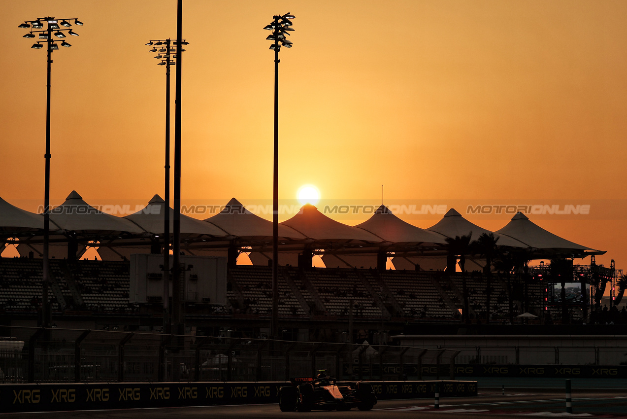 GP ABU DHABI, Lando Norris (GBR) McLaren MCL38.

06.12.2024. Formula 1 World Championship, Rd 24, Abu Dhabi Grand Prix, Yas Marina Circuit, Abu Dhabi, Practice Day.

- www.xpbimages.com, EMail: requests@xpbimages.com © Copyright: Moy / XPB Images