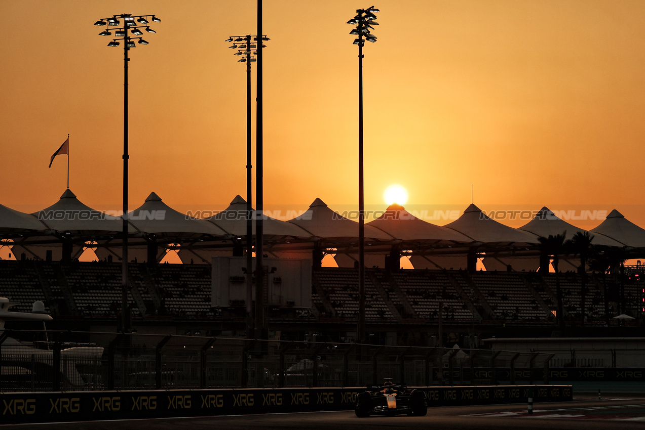 GP ABU DHABI, Max Verstappen (NLD) Red Bull Racing RB20.

06.12.2024. Formula 1 World Championship, Rd 24, Abu Dhabi Grand Prix, Yas Marina Circuit, Abu Dhabi, Practice Day.

- www.xpbimages.com, EMail: requests@xpbimages.com © Copyright: Moy / XPB Images
