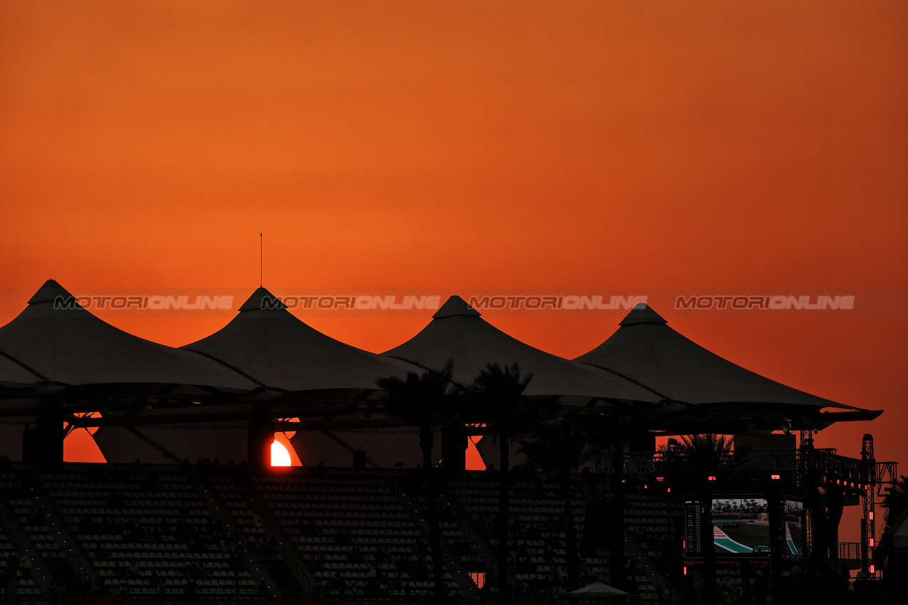 GP ABU DHABI, Circuit Atmosfera - sunset.

06.12.2024. Formula 1 World Championship, Rd 24, Abu Dhabi Grand Prix, Yas Marina Circuit, Abu Dhabi, Practice Day.

- www.xpbimages.com, EMail: requests@xpbimages.com © Copyright: Moy / XPB Images