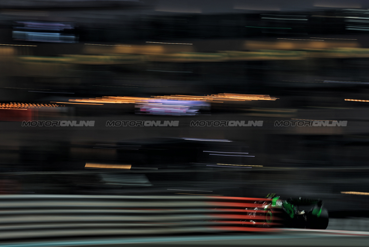 GP ABU DHABI, Zhou Guanyu (CHN) Sauber C44.

06.12.2024. Formula 1 World Championship, Rd 24, Abu Dhabi Grand Prix, Yas Marina Circuit, Abu Dhabi, Practice Day.

- www.xpbimages.com, EMail: requests@xpbimages.com © Copyright: Moy / XPB Images