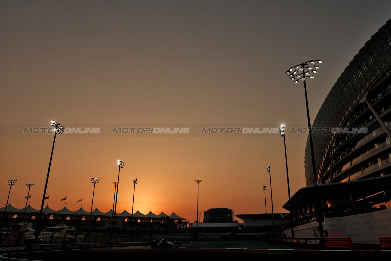 GP ABU DHABI, Fernando Alonso (ESP) Aston Martin F1 Team AMR24.

06.12.2024. Formula 1 World Championship, Rd 24, Abu Dhabi Grand Prix, Yas Marina Circuit, Abu Dhabi, Practice Day.

- www.xpbimages.com, EMail: requests@xpbimages.com © Copyright: Moy / XPB Images
