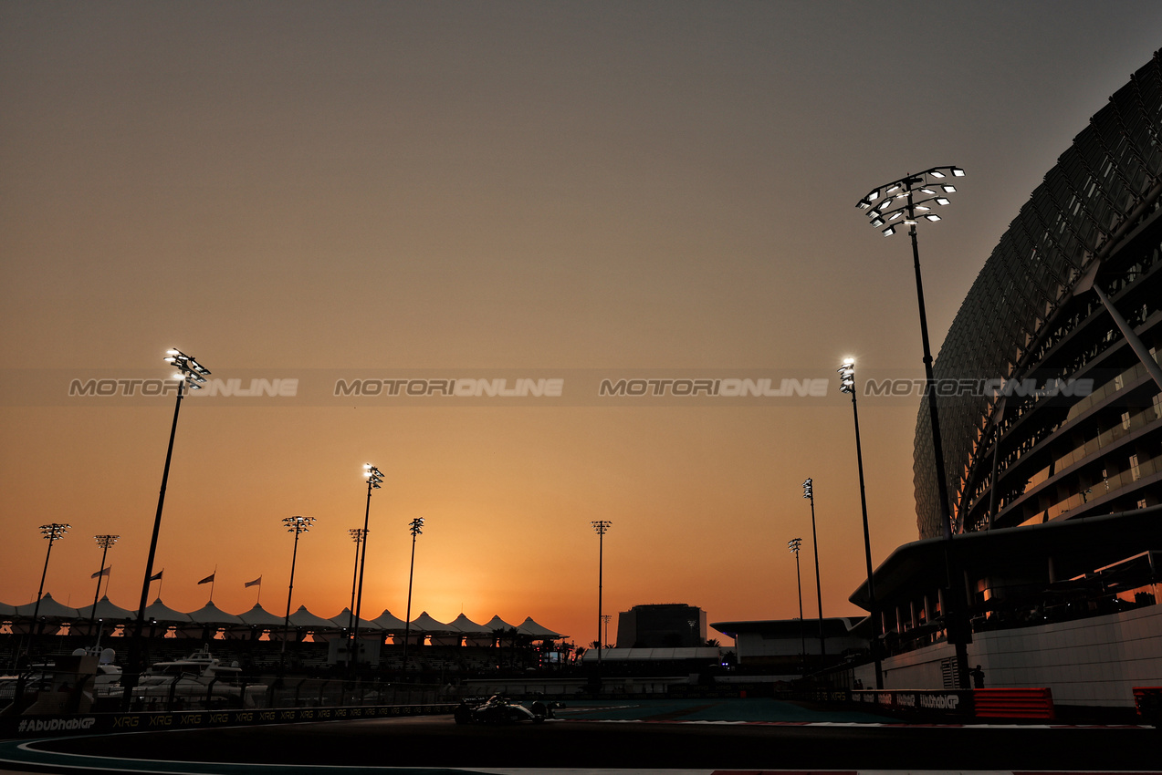 GP ABU DHABI, Lewis Hamilton (GBR) Mercedes AMG F1 W15.

06.12.2024. Formula 1 World Championship, Rd 24, Abu Dhabi Grand Prix, Yas Marina Circuit, Abu Dhabi, Practice Day.

- www.xpbimages.com, EMail: requests@xpbimages.com © Copyright: Moy / XPB Images