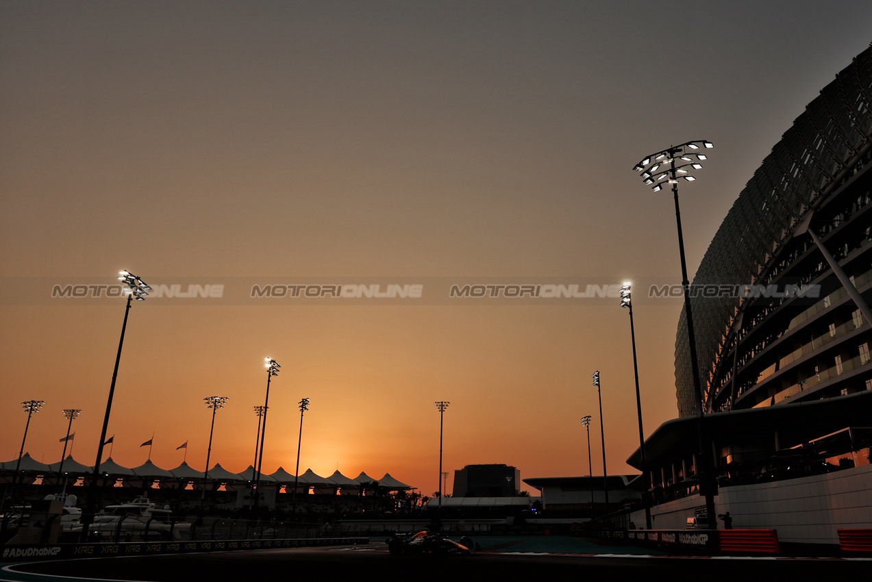 GP ABU DHABI, Max Verstappen (NLD) Red Bull Racing RB20.

06.12.2024. Formula 1 World Championship, Rd 24, Abu Dhabi Grand Prix, Yas Marina Circuit, Abu Dhabi, Practice Day.

- www.xpbimages.com, EMail: requests@xpbimages.com © Copyright: Moy / XPB Images