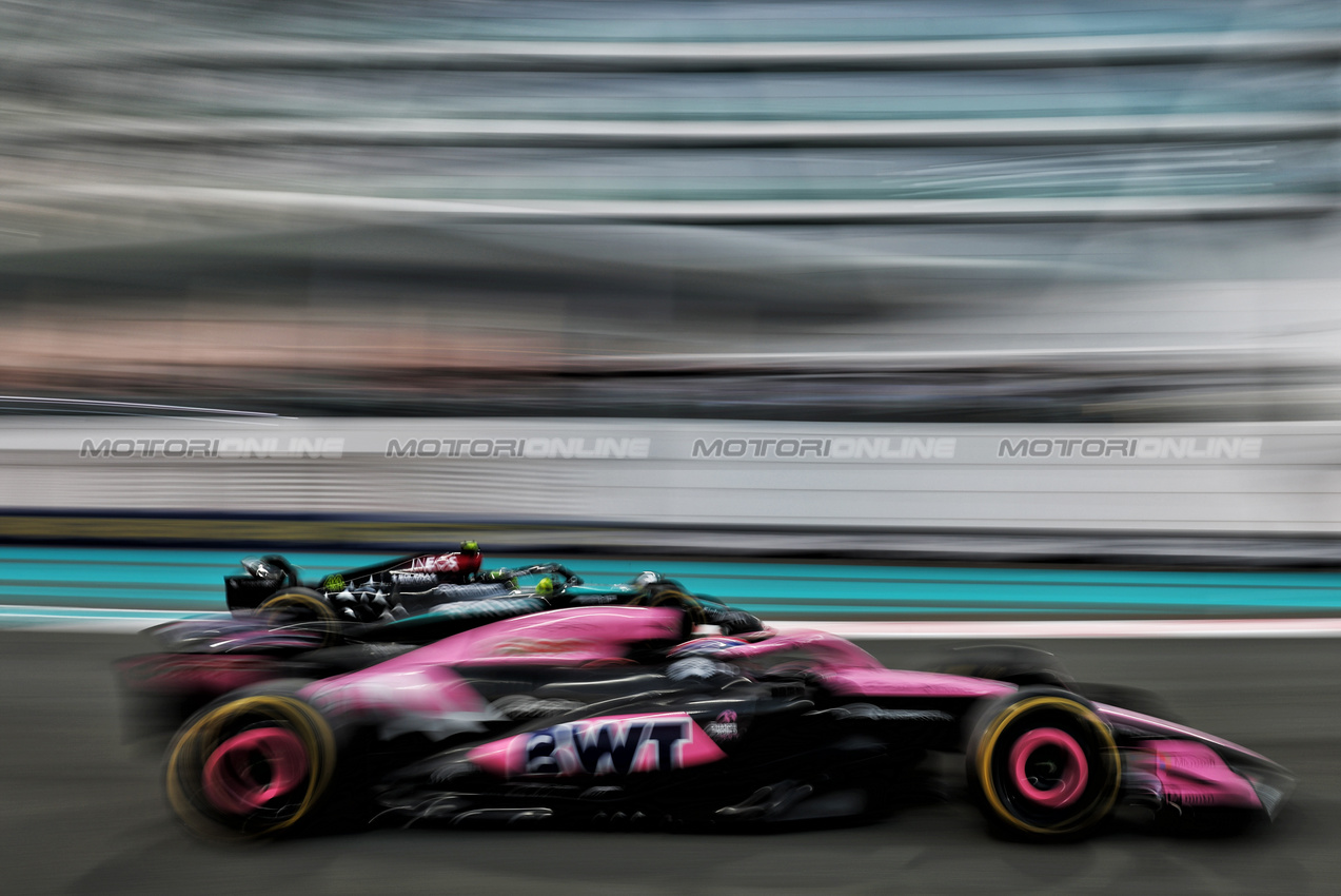 GP ABU DHABI, Lewis Hamilton (GBR) Mercedes AMG F1 W15 e Jack Doohan (AUS) Alpine F1 Team A524.

06.12.2024. Formula 1 World Championship, Rd 24, Abu Dhabi Grand Prix, Yas Marina Circuit, Abu Dhabi, Practice Day.

- www.xpbimages.com, EMail: requests@xpbimages.com © Copyright: Moy / XPB Images
