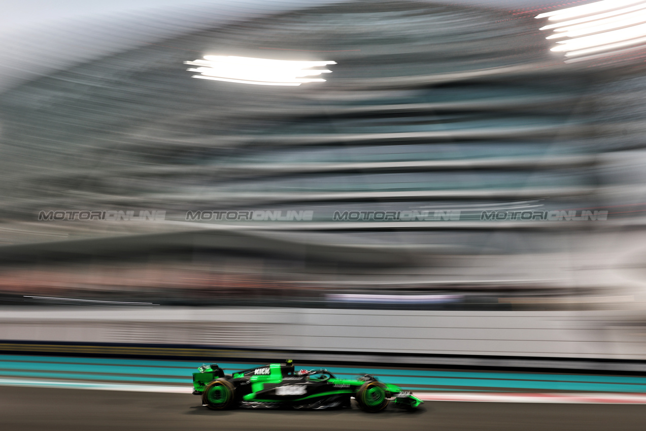 GP ABU DHABI, Zhou Guanyu (CHN) Sauber C44.

06.12.2024. Formula 1 World Championship, Rd 24, Abu Dhabi Grand Prix, Yas Marina Circuit, Abu Dhabi, Practice Day.

- www.xpbimages.com, EMail: requests@xpbimages.com © Copyright: Moy / XPB Images