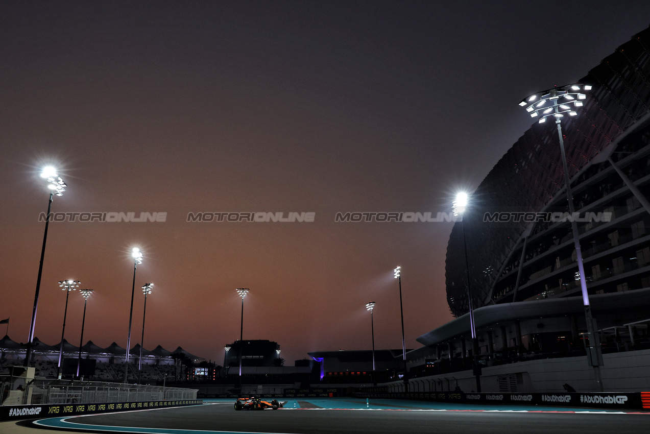 GP ABU DHABI, Oscar Piastri (AUS) McLaren MCL38.

06.12.2024. Formula 1 World Championship, Rd 24, Abu Dhabi Grand Prix, Yas Marina Circuit, Abu Dhabi, Practice Day.

- www.xpbimages.com, EMail: requests@xpbimages.com © Copyright: Moy / XPB Images