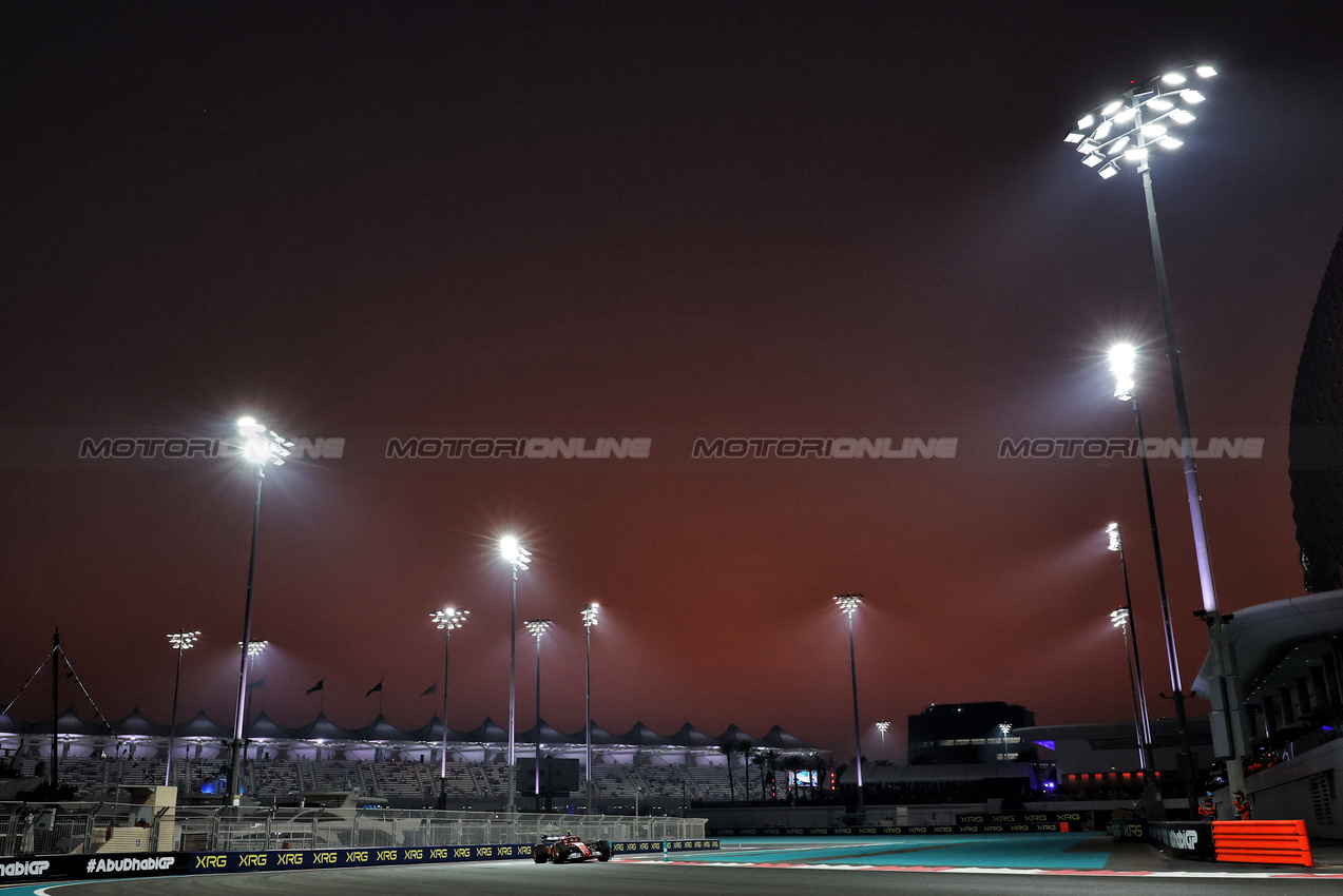 GP ABU DHABI, Carlos Sainz Jr (ESP) Ferrari SF-24.

06.12.2024. Formula 1 World Championship, Rd 24, Abu Dhabi Grand Prix, Yas Marina Circuit, Abu Dhabi, Practice Day.

- www.xpbimages.com, EMail: requests@xpbimages.com © Copyright: Moy / XPB Images