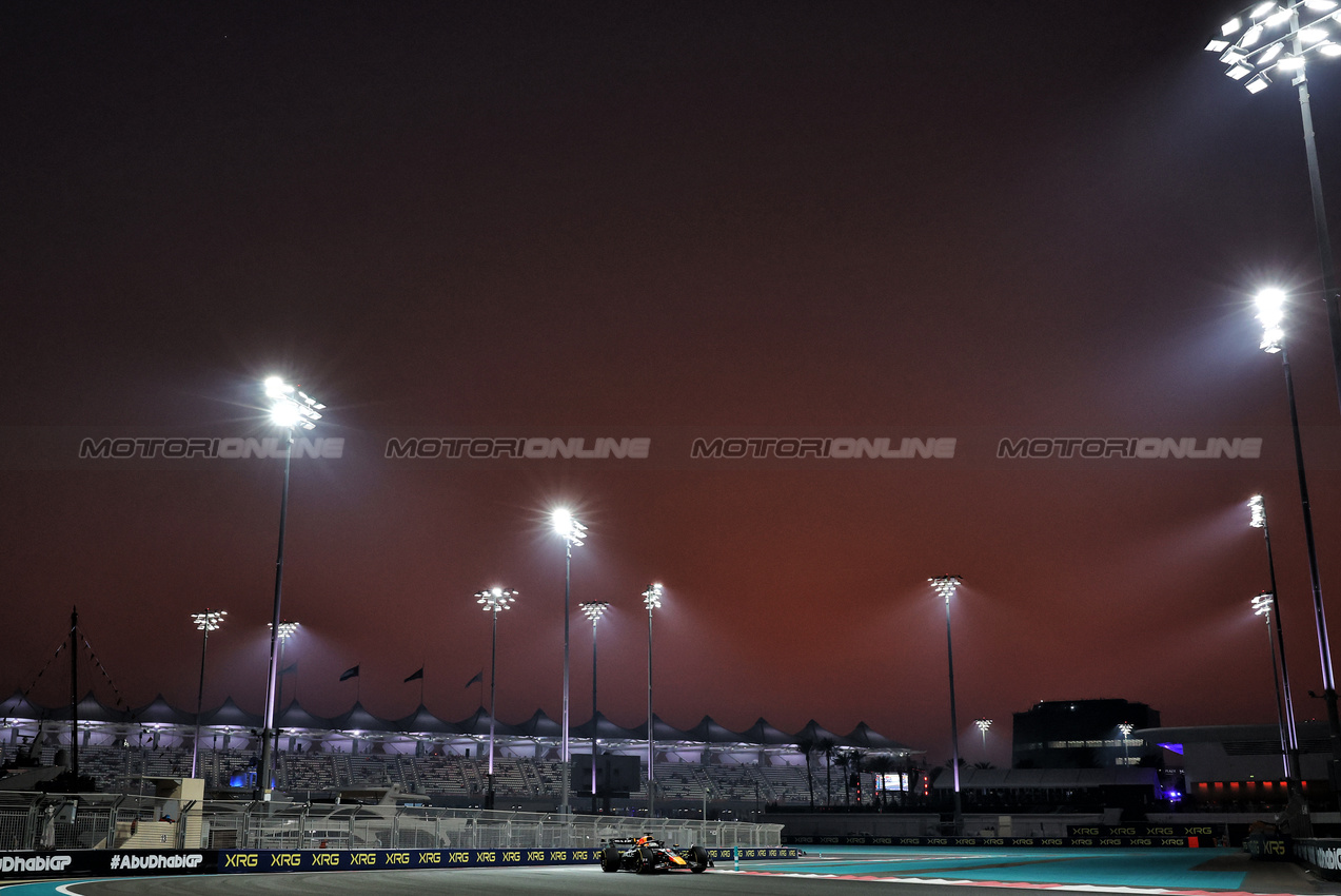 GP ABU DHABI, Max Verstappen (NLD) Red Bull Racing RB20.

06.12.2024. Formula 1 World Championship, Rd 24, Abu Dhabi Grand Prix, Yas Marina Circuit, Abu Dhabi, Practice Day.

- www.xpbimages.com, EMail: requests@xpbimages.com © Copyright: Moy / XPB Images